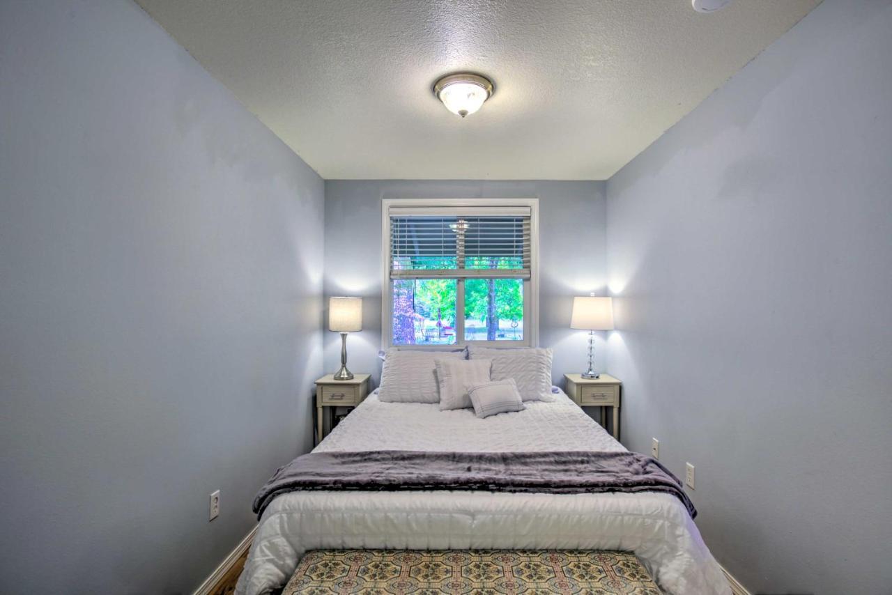 Hébergement de vacances Cozy On Flower Farm With Baker Creek Views!