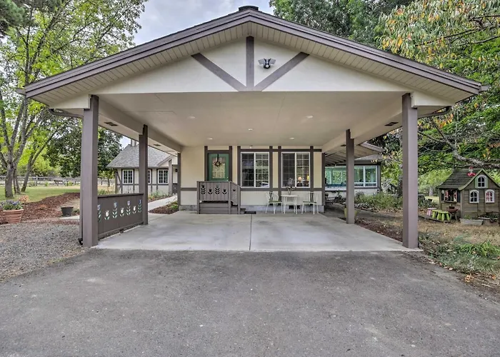 Cozy Cottage On Flower Farm With Baker Creek Views!