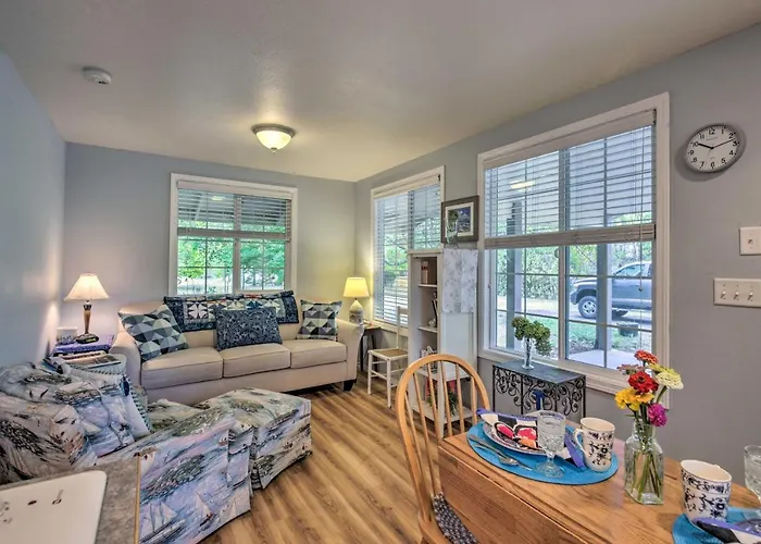Cozy Cottage On Flower Farm With Baker Creek Views!