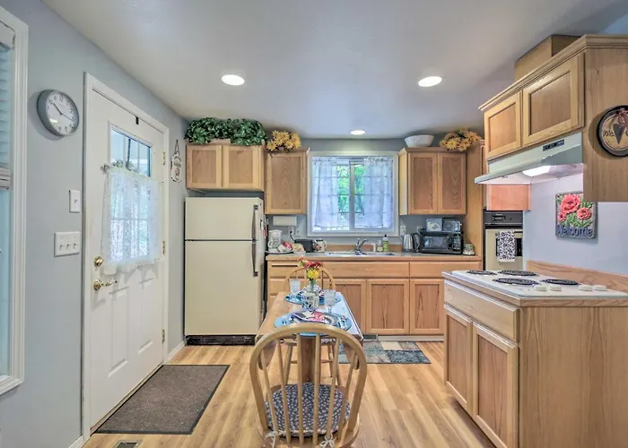 Cozy Cottage On Flower Farm With Baker Creek Views!
