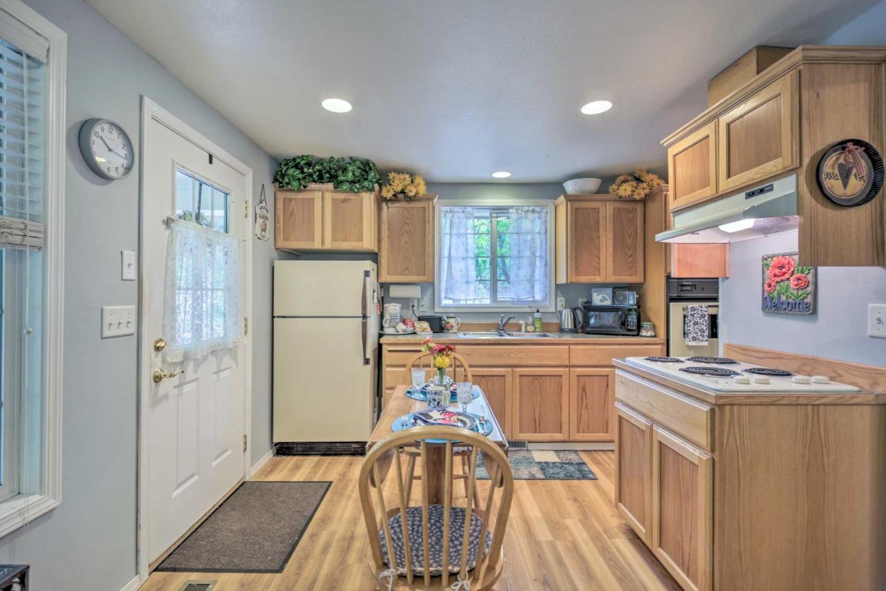Cozy On Flower Farm With Baker Creek Views!