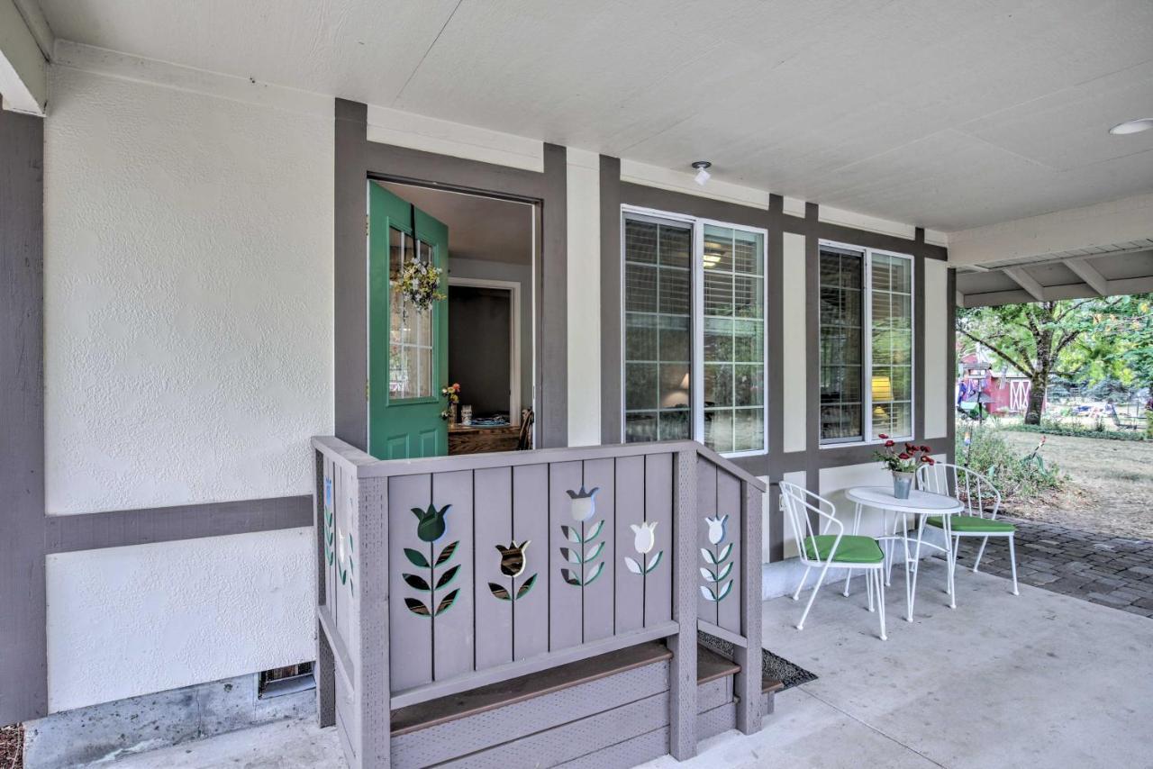 Cozy On Flower Farm With Baker Creek Views!
